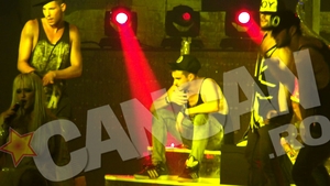 Noapte cu peripetii pentru Anda Adam si trupa! Un cantaret si-a spart capul, altul a avut comportament indecent