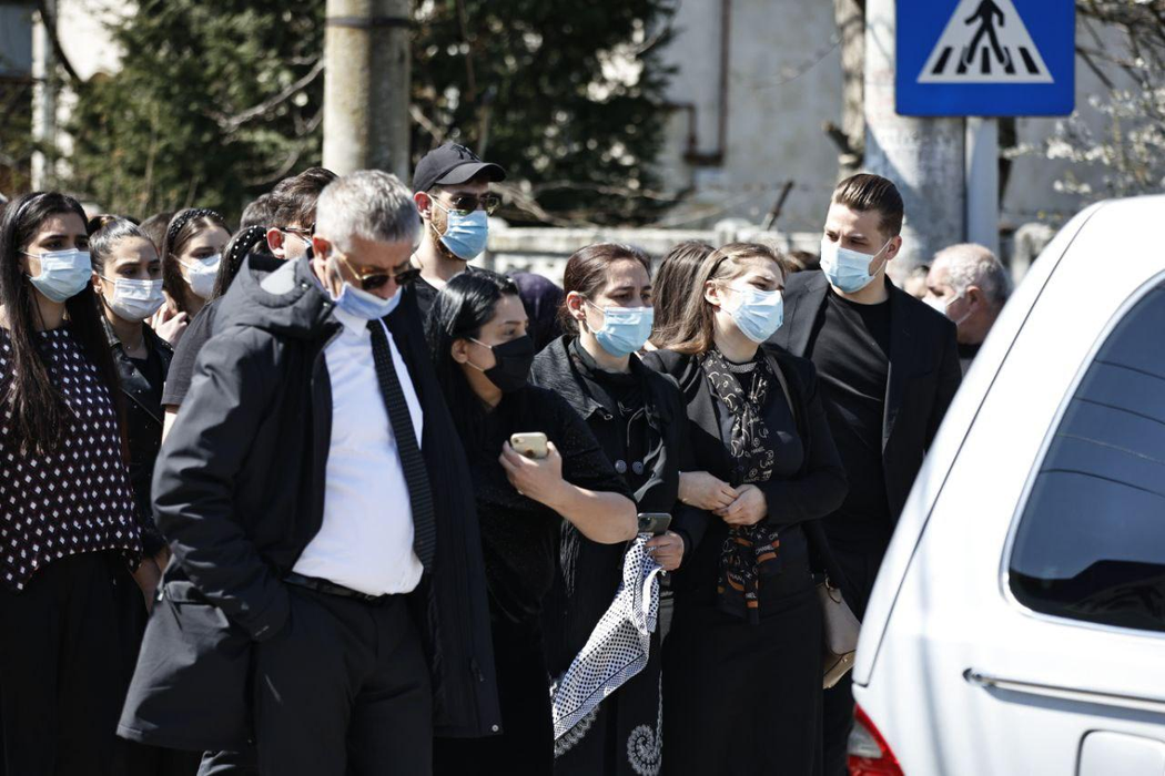 Membrii cortegiului funerar au respectat pe tot parcursul regulile sanitare, date de autorități ( foto CANCAN)