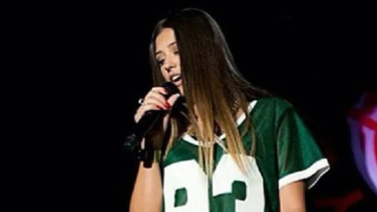 Esti faina toata Dupa ce Antonia a urcat asa pe scena, riscul de infarct miocardic a crescut instant!