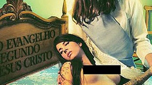 Iisus si un cuplu de lesbiene, pe coperta Playboy din Portugalia