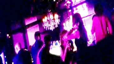 Dorian Popa si-a dus iubita la striptease masculin, dar a tinut-o departe de scena. Elzy a ratat tripozii!