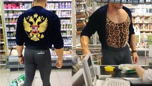 Doamne, ce animal! Malacul asta imbracat ca ultimul "balerin" a iesit la cumparaturi - E mai lat in spate decat vitrina frigorifica! Daca l-ar vedea Becali l-ar angaja maine - Vezi de ce