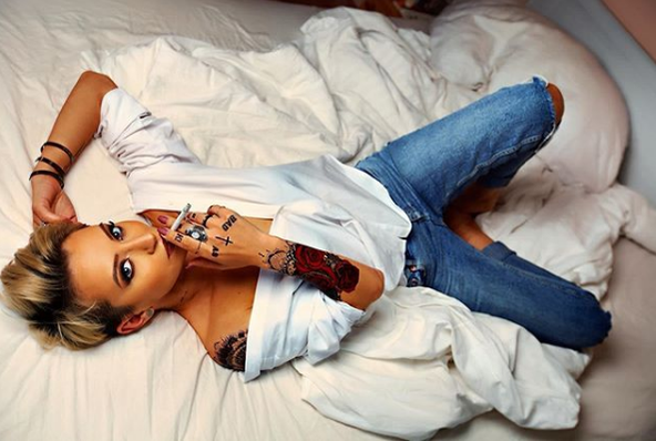 Giulia Anghelescu, criticată dur de fani din cauza fotografiilor sexy: „De ce toate vedetele se pozează aşa?”