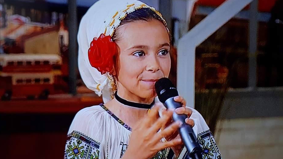 Vă mai amintiţi de "Mica Maria Tănase", care a făcut-o pe Andra să plângă? Nicoleta Iancu a devenit o adevărată domnişoară
