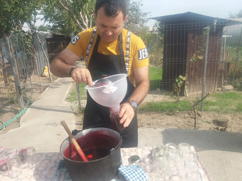 Craioveanul vinde 1.400 de borcane de zacuscă pentru a înființa un centru destinat femeilor abuzate