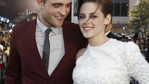 Romanii pariaza pe lucruri trasnite! Fanii pun bani pe luna in care se vor casatori actorii din Twilight!