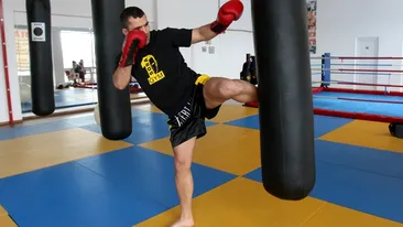 De la Politia Capitalei, in ringul Local Kombat! Este tanar, talentat si va lupta la mondialele de kickboxing din decembrie!