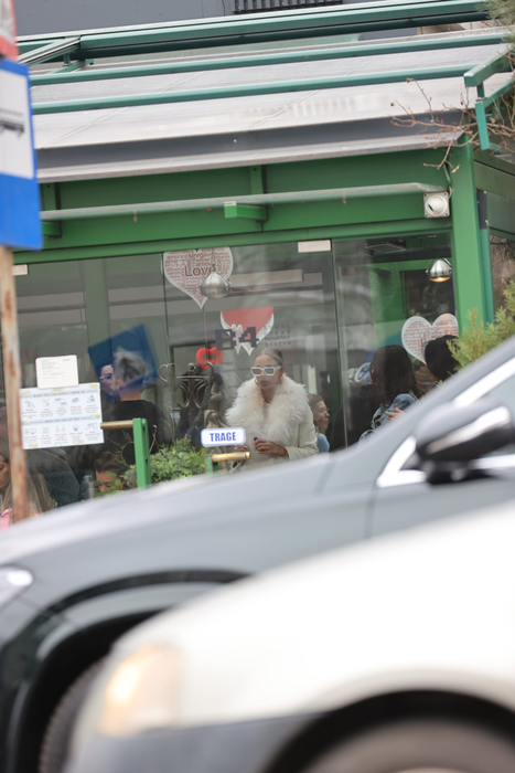 Bianca Drăgușanu și Alice Constantinică s-au întâlnit la o cafenea, unde blondina i-a dat câteva sfaturi de oraș (Foto: CANCAN.RO)