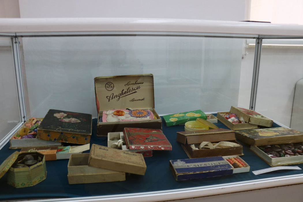 Oltenii pot vedea o expoziție inedită: dulciuri de acum 100 de ani, dar și din perioada comunistă