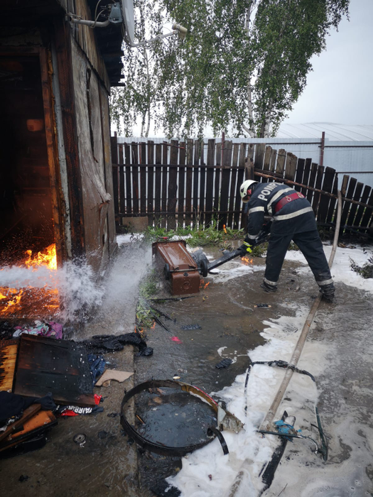 Tragedie. O familie din Moinești se zbate între viață și moarte, în urma unui incendiu care le-a ars casa și toată averea.