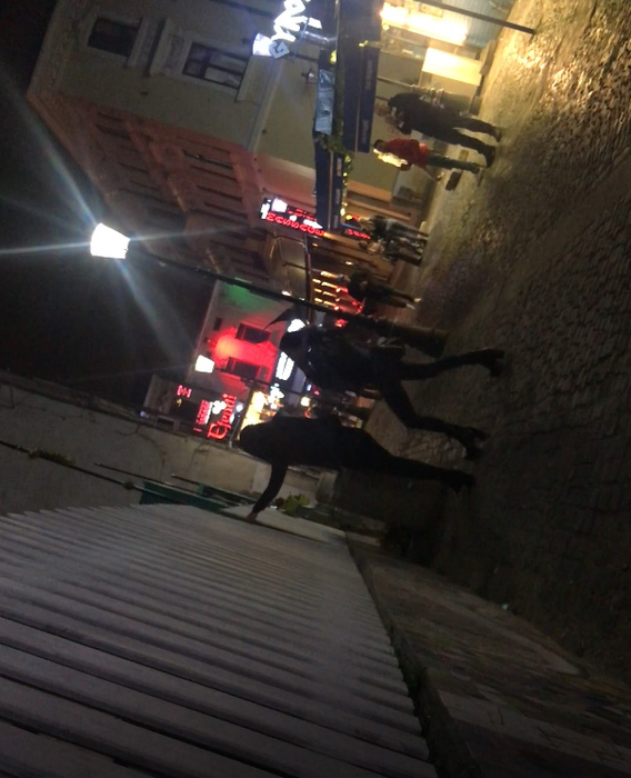 O lovește pentru ca aceasta să se calmeze