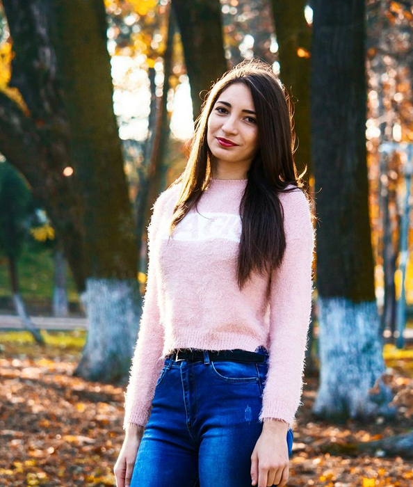 Ea este adolescenta găsită moartă, pe jumătate dezbrăcată, într-o pădure din Botoşani. Criminalul are 16 ani
