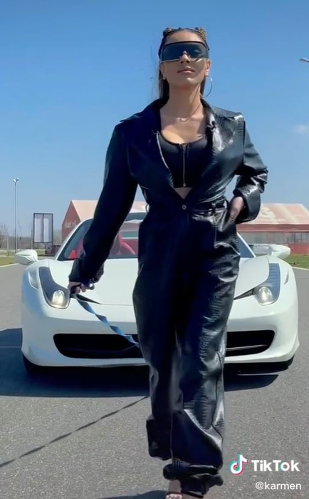 Karmen, criticată dur după ce s-a afișat cu Ferrari-ul 458 Spider, pe care tatăl său îl deține: “Lasă-ne cu superlativul / Ideea e copiată” | VIDEO