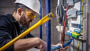 Cât câștigă un electrician bun în 2026. Cererea e mare, dar oamenii lipsesc