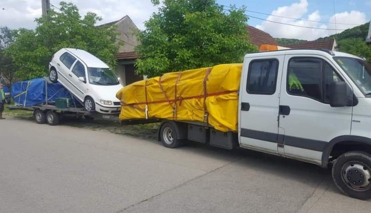 Un şofer român și-a urcat maşina pe o remorcă plină cu bagaje. Imaginile care au stârnit râsul