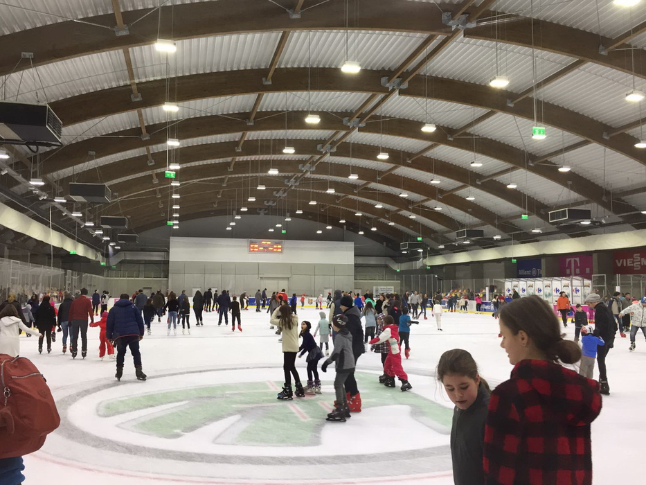 Patinoarul Telekom Arena a atins capacitatea maximă în prima sa zi de funcţionare din 2017