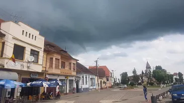 Imagini inedite cu o tornadă în formare, surprinse în județul Brașov