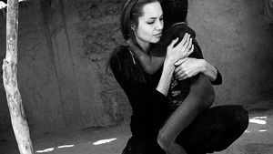 Imagini emoţionante cu ANGELINA JOLIE în lacrimi! Ce s-a întâmplat cu celebra actriţă