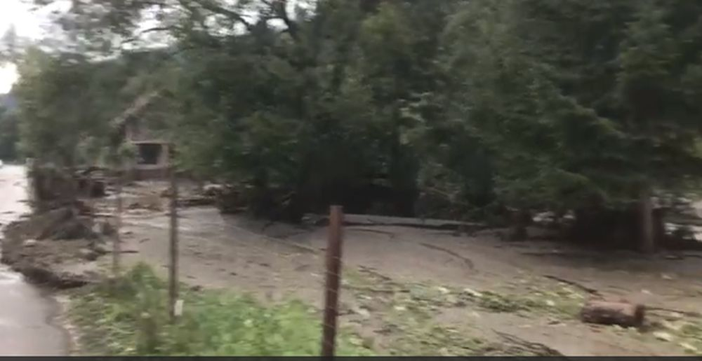 Zeci de gospodării inundate în Suceava! Un drum național și o cale ferată au fost blocate de ploi