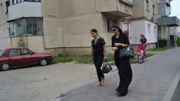 Ramona Gabor a ajuns in Bacau! E distrusa de durere si abia se mai tine pe picioare! Vezi cine o sprijina in aceste momente grele