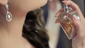 O femeie a murit după ce a mirosit o sticluță de parfum. Iubitul ei încă mai caută dreptatea, după 5 ani