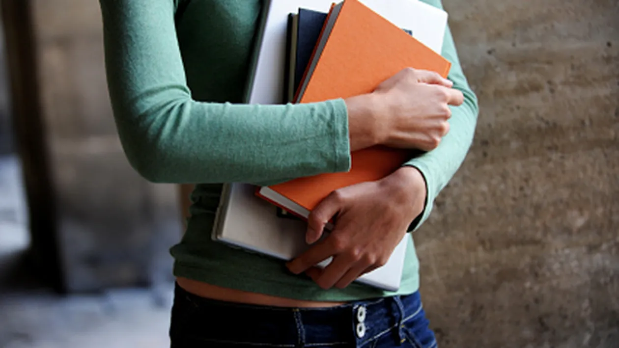 Campania #metoo scoate la iveală probleme grave din şcoli: ”Cât durau meditaţiile, îşi freca piciorul de picioarele mele, până la coapse, îmi masa umerii mie şi...”