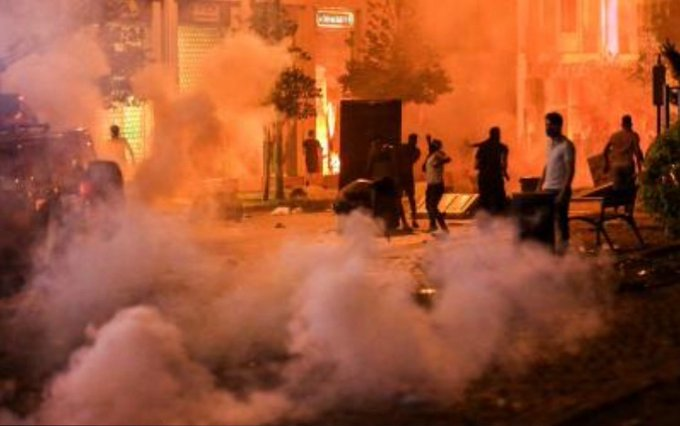FOTO&VIDEO. Străzile din Beirut ard la propriu. Oamenii strigă „Revoluție, revoluție!” în timp ce autoritățile acționează cu gaz lacrimogen