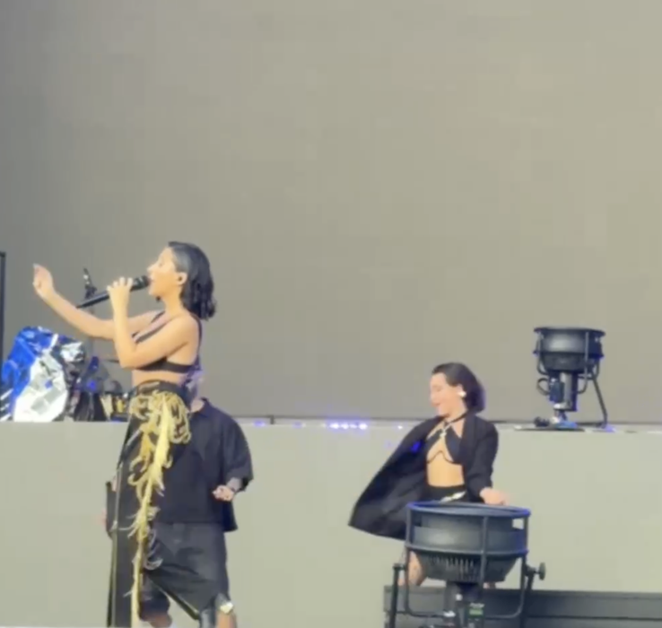 Artista din România care a cântat în deschiderea concertului lui Jennifer Lopez. S-a confruntat cu o afecțiune medicală, dar tot a urcat pe scenă: ”Nu pentru mine ați venit”