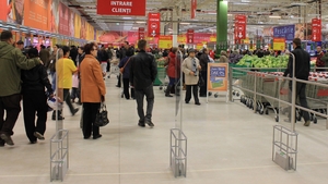 Ma numesc Florin, sunt casier si am o..." Cand au vazut asta, clientilor supermarket-ului le-au dat lacrimile