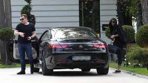 ”Nora” deputatei s-a întors în familie! Bozo i-a ”furat-o” lui Cătălin de la Focşani pe sexoasa-Roxana