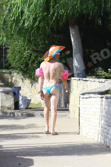 Apariţie incredibilă, pe litoral! Acest bărbat a „furat“ o pereche de bikini şi a ieşit aşa la plajă