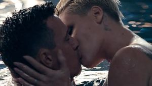 VIDEO fierbinteee!!! Pink încinge atmosfera în noul său clip, alături de soţul ei! Uite-o pe artistă în ipostaze provocatoare!