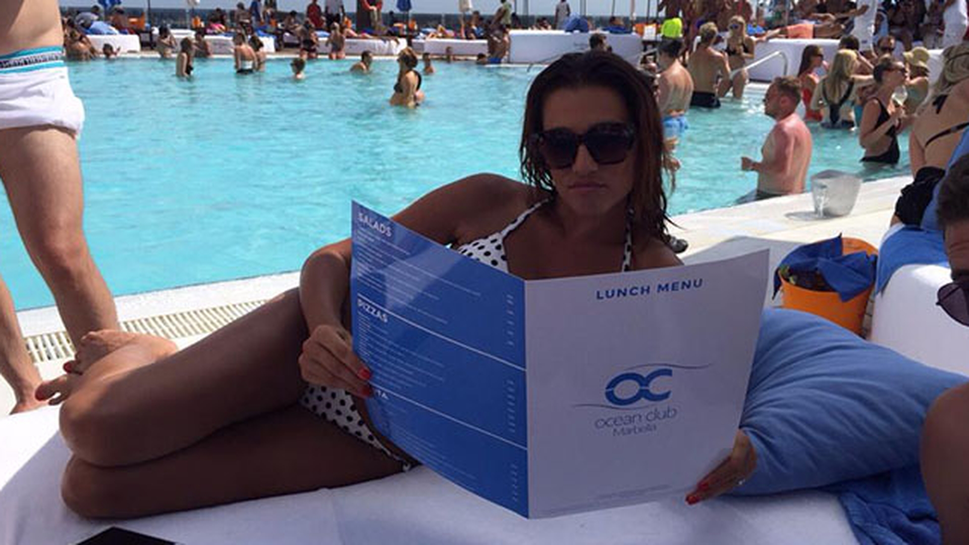 Prima imagine cu Claudia Patrascanu la plaja, dupa ce a devenit mama! Uite cat de bine arata!
