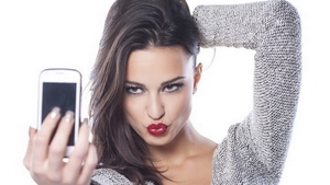 Cel mai PENIBIL selfie din istoria Facebook-ului! Cum a putut sa se pozeze aceasta blonda