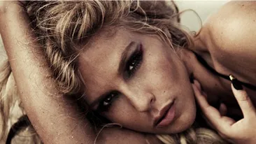 Corina s-a răzbunat pe fostul soţ cu o poză în care apare aproape goală pe Facebook. Cum arată cântăreaţa şi ce replici a primit de la fani