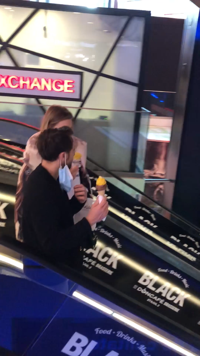 Dani și Gabriela erau așa de absorbiți unul de celălalt, încât nu au observat că erau filmați