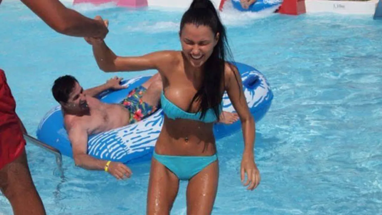 Sanii Crudutei, gata sa iasa din rochia extrem de decoltata Nu te-a tras curentul?