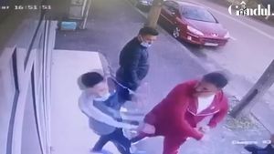 Un patron de frizerie din Teleorman, ”curentat” cu un croșeu devastator de un lider de clan interlop VIDEO