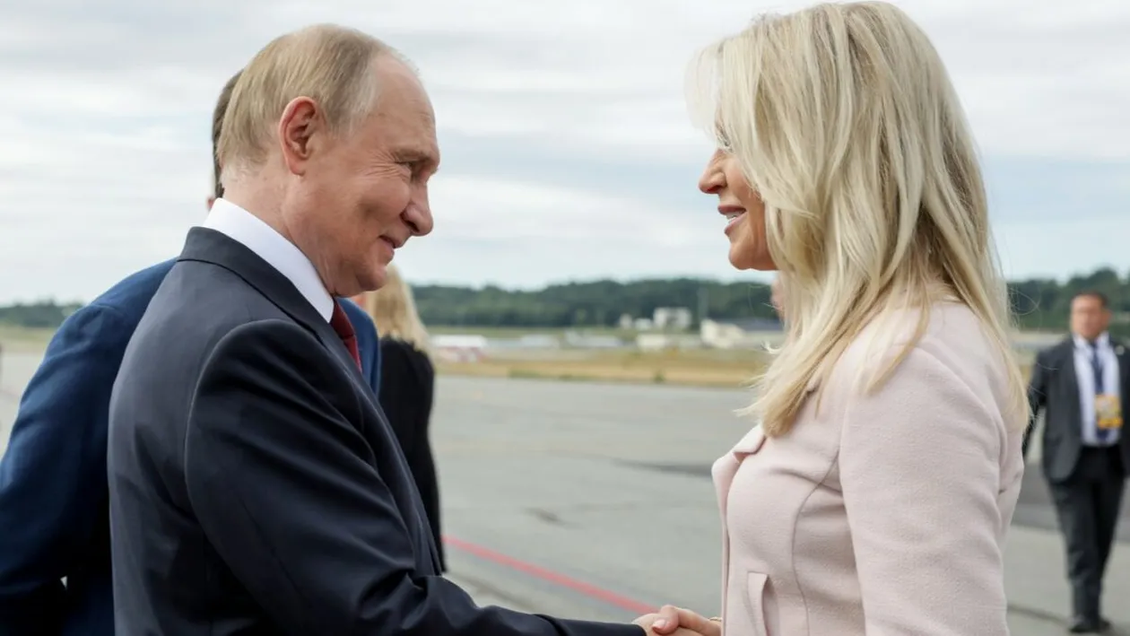 Cine este blonda care l-a “fermecat” pe Vladimir Putin în timpul summitului din Alaska. Ce legătură are cu Trump, de fapt