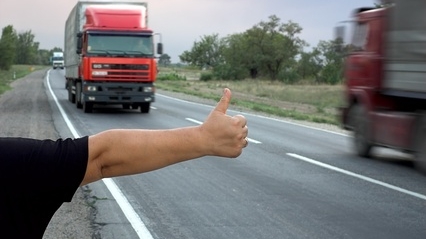 Trei tineri au trait spaima vietii lor! Luati la autostop, apoi batuti si jefuiti de bani si de telefoane
