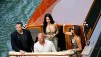 Kim Kardashian, apariție RĂVĂȘITOARE la nunta lui Jeff Bezos cu Lauren Sanchez. Rochia Versace, purtată de vedetă, i-a făcut pe toți să-și dea coate!