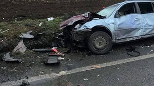 Accident terifiant la Pătrăuţi! O persoană a decedat după ce două maşini s-au ciocnit frontal. Imagini şocante
