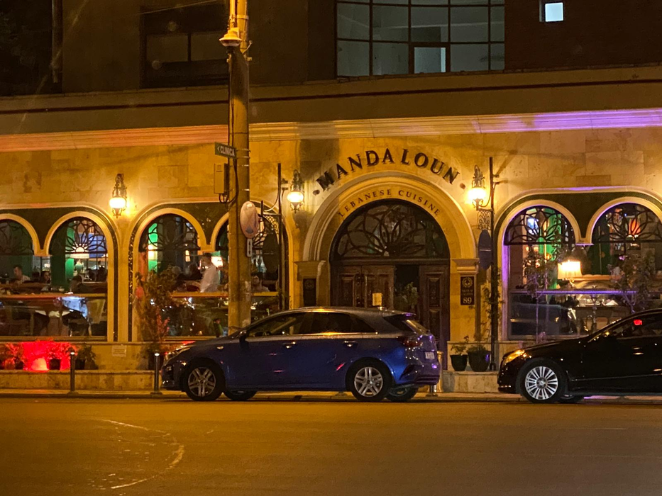 Oamenii stau liniștiți la masă în restaurantul Mandaloun din Capitală, deși ar trebui ca locația să fie închisă