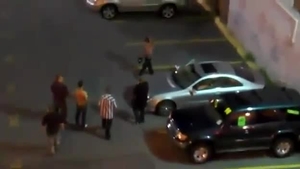 VIDEO Ori este cel mai antrenat sportiv, ori are noroc chior! Cum a reusit un singur barbat sa puna la pamant 4 adversari