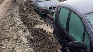 Maşini înghiţite de nămol, într-o comună din Dolj, imagini incredibile