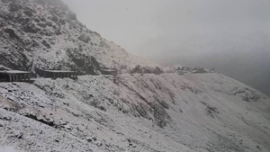 A căzut prima ninsoare! Unde şi cât este stratul de zăpadă
