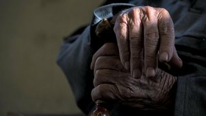 Ce a pățit un bărbat de 86 de ani din București după ce a fost abordat de o femeie pe stradă. A rămas fără economiile de o viață. „Mi-am dat seama imediat”