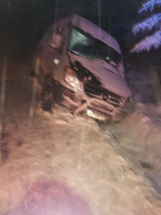 BREAKING NEWS. La un pas de tragedie! Un microbuz cu 15 fotbaliști de la Gloria Buzău s-a răsturnat în șanț! Primele declarații: ”Sunt speriat. Aștept să …”