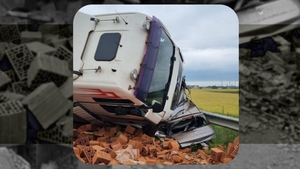 Accident devastator lângă Timișoara. Încărcătura unui camion a zdrobit complet o mașină