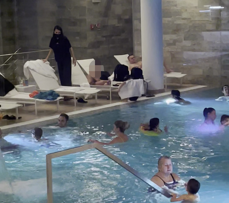 Anca Serea a încurcat piscina cu biserica! Cum a putut să se îmbrace soția lui Adi Sînă la o ”bălăceală” cu familia!